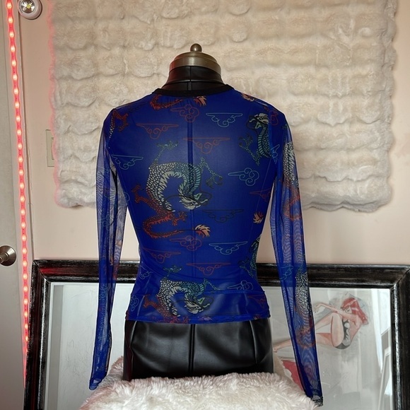 No name brand mesh dragon blue and red top with thumb holes on both sides - Picture 5 of 6